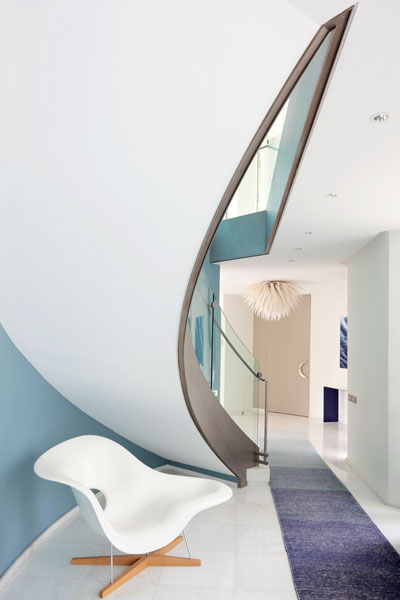 02-escalier-bleu-maison-sophie-petit