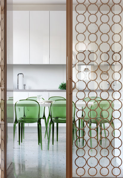 14-cuisine-table-a-manger-assises-appartement-paris-XVI-sophie-petit