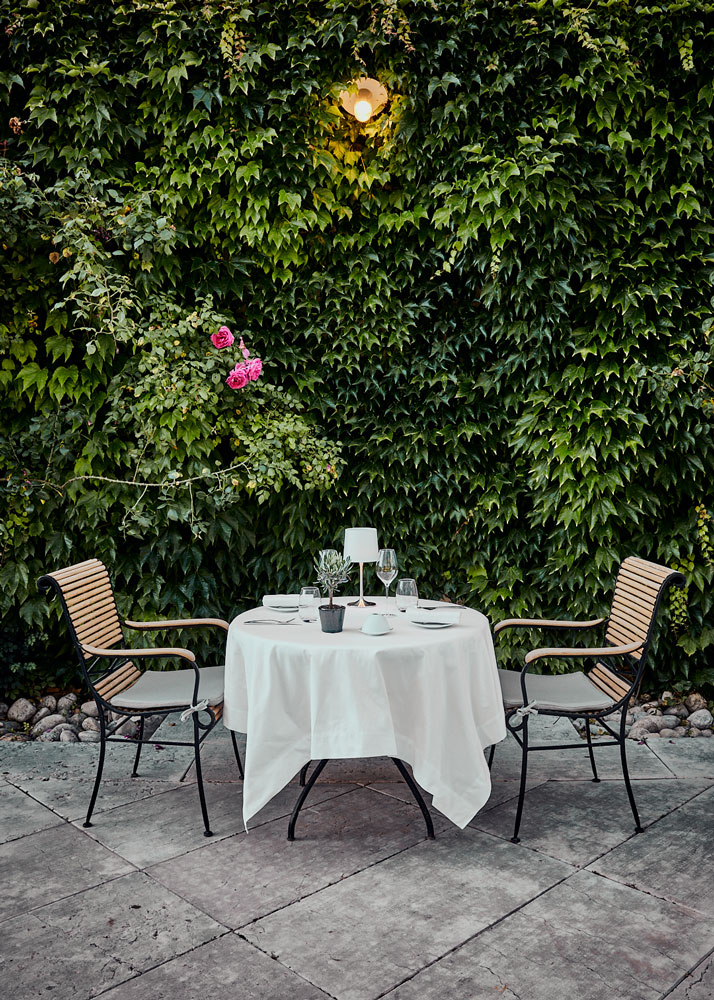 Table dressée et lustre pour un dîner gastronomique au Chateau de Montcaud