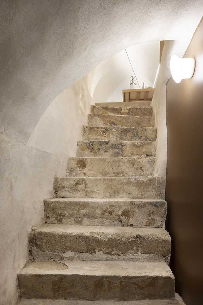 Studio Sa So, Escalier sous-sol