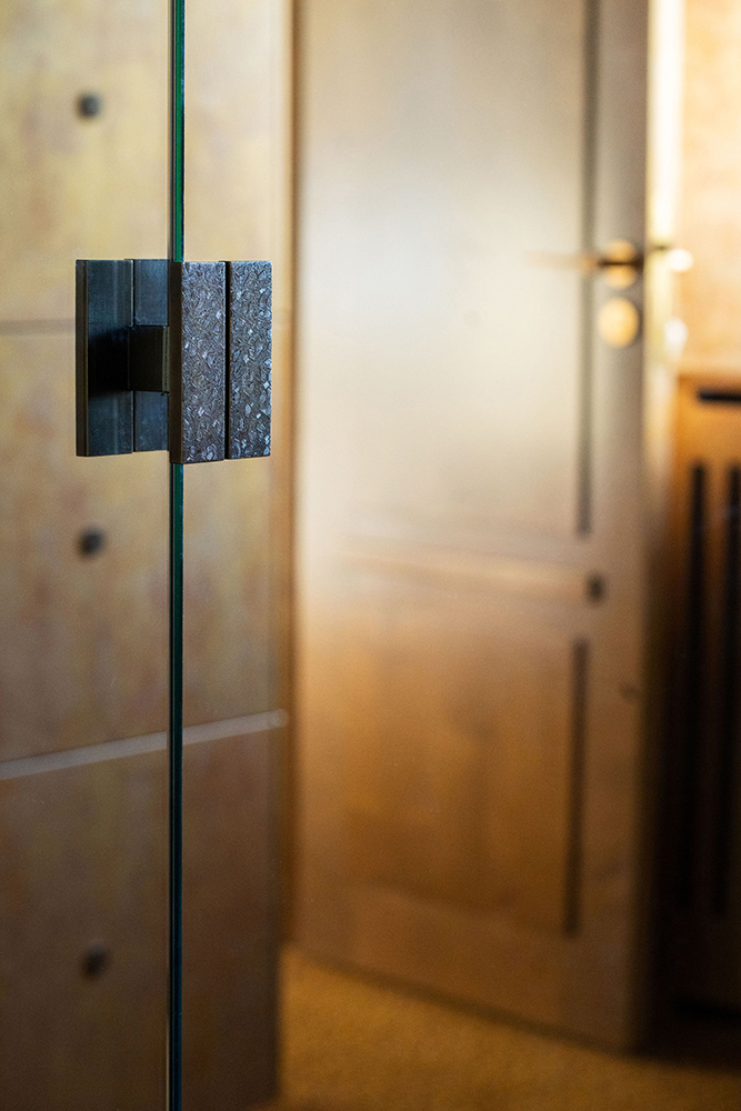 Maison Saumane de Vaucluse, poignées pattes contrastées