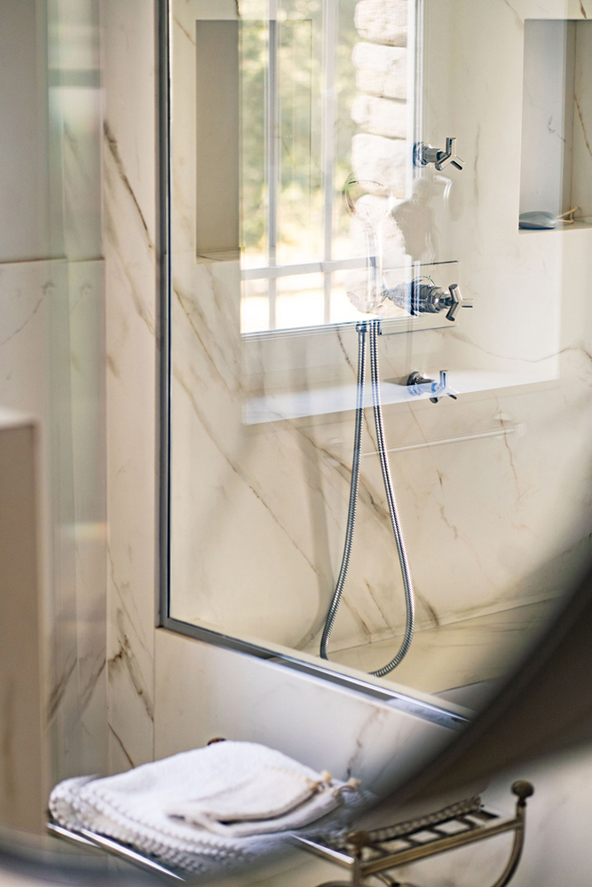 Maison Saumane de Vaucluse, salle de bains à travers le verre