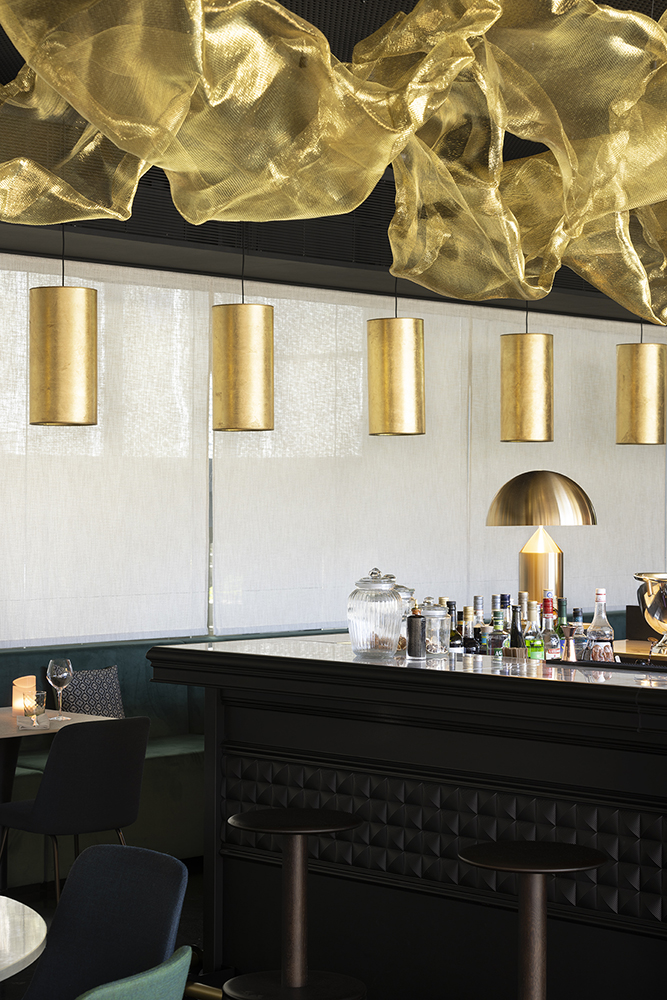 Brasserie Lattara, luminaires dorés